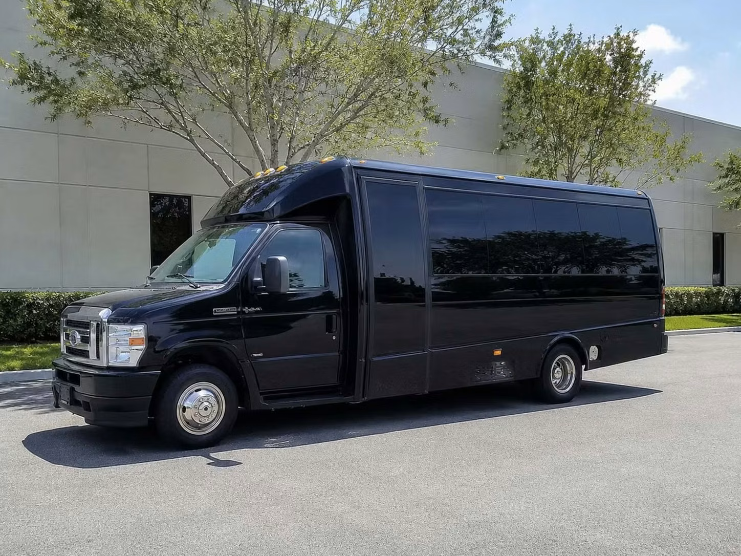 fort wayne 18 passenger minibus rental